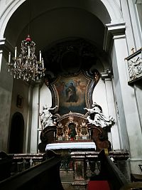 jeden z bočných oltárov