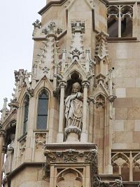 detail neogotickej výzdoby a socha