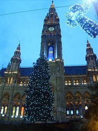 v najvyššej veži svieti dátum 24.12., v popredí svietiaci anjel