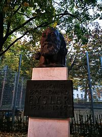 pamätník - busta Edmunda Eyslera