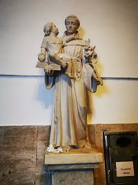 socha pri vchode do kostola