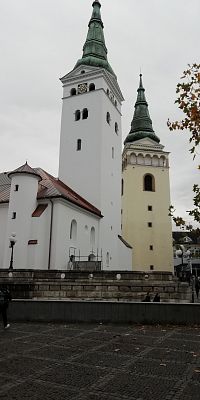 dve veže - žltá Burešova veža a biela veža katedrály Najsvätejšej Trojice