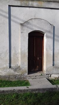 vstup do zvonice, prístup k zvonom po drevených schodoch