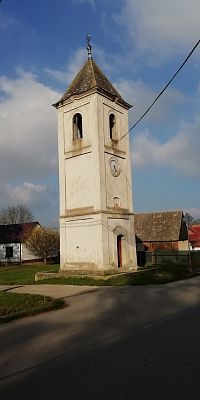 zvonička s ihlanovitou strechou, zakončenou krížom