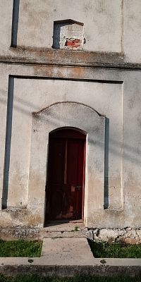vchod do zvoničky - drevené dvere