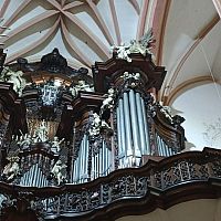 krásne zdobený organ