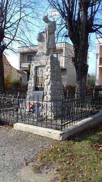 Bzince pod Javorinou, Hrušové - Pomník obetí 1. a 2. svetovej vojny