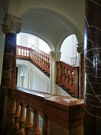 krásne mramorové schodisko vedúce na prvé poschodie, kde bývala rodina majiteľa