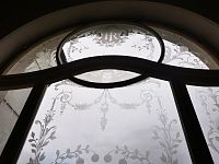 leptané sklo v okne na medziposchodí s inicálkami pôvodného majiteľa Ignáca Roseenfelda