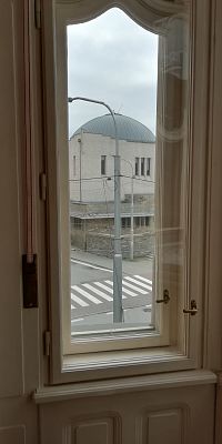 pohľad z okna na synagógu, ktorá do 80 tych rokov slúžila ako poslucháreň VŠDS