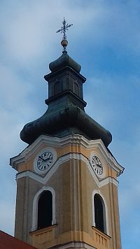 veža kostola s hodinami, ktoré za tmy pekne svietia