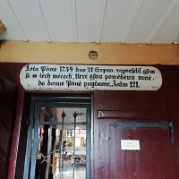 nápis nad vchodom do lode kostola
