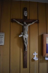 Ježiš na kríži v predsienke kostola
