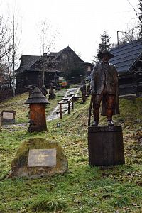 Velké Karlovice - Kýčera - kaple sv. Huberta a drevené sochy v kopci