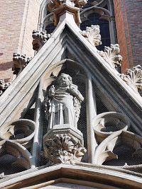 postava Krista Salvátora od Franza Melnitza nad vchodom do kostola