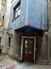 dvere do domu zdobené farebnými kúskami keramiky