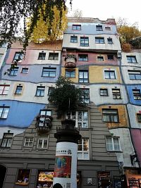Rakúsko - Viedeň - farebný Hundertwasserov dom - Hundertwasserhaus