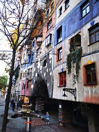 od roku 2010 oficiálne Hundertwasser-Krawinahaus