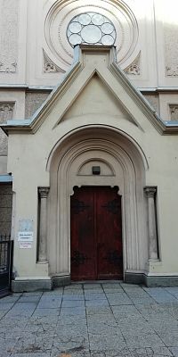 vchod do kostola z ulice
