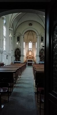pohľad na hlavný a bočné oltáre