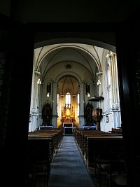 pohľad od dverí do kostola