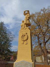 Bzince pod Javorinou - Pomník obetiam oboch svetových vojen
