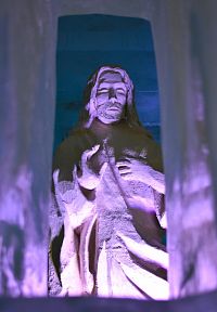 vovnútri Božieho hrobu sa nachádza socha Ježiša, ktorú možno vidieť cez tri malé okienka