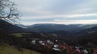 pohľad na obec Vršatecké Podhradie a Strážovské vrchy