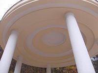 kruhový pavilón - šesť stĺpov so strieškou nad výtokovou fontánkou
