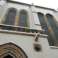 gotické okná a chiméra