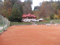 pohľad na tenisový areál s pavilónom