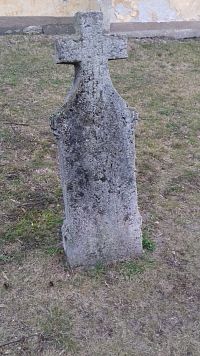 náhrobné kamene s nečitateľným textom