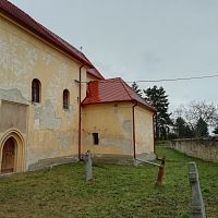 južná sakristia a portál na južnej strane lode s maľbou nad ním