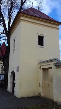 štvorcová vstupná veža do areálu kostola