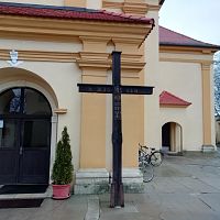 vchod do kostola s misijným krížom