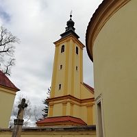 veža kostola spred múru opevnenia