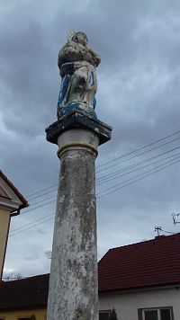 stĺp so sochou