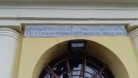 nápis nad vchodom - rok 1835 - rok prestavby fary v klasicistickom štýle