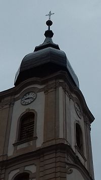 kostolná veža zakončená strechou - bankou s krížom