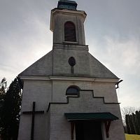 čelná časť kostola s misijným krížom