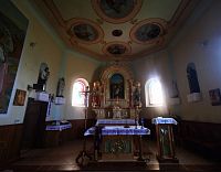 pohľad na oltár a dve okná s vitrážou