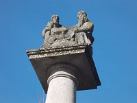 socha najsvätejšej trojice na stĺpe