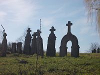 minulosť - staré kamenné náhrobné kamene umiestnené pod kostolom