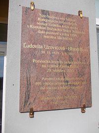 pamätná doska na budove dnešného obecného úradu ako poďakovanie grófke Uzovičovej za postavenie kostola a kláštora