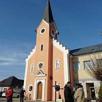 kostol a bývalý kaštieľ, oboje dala postaviť miestna grófka Ľudovíta Užovičová-Blundellová