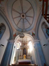 pohľad na oltár a strop