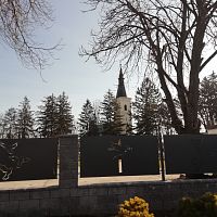 zaujímavý plot oddeľujúci kostol a cintorín