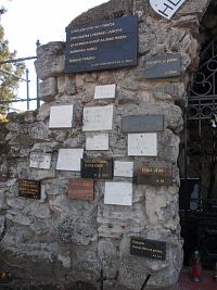 tabuľky vďaky, časť vchodu do jaskyne a hore plot s "vyhliadkou"