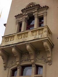detail zdobených okien a balkón