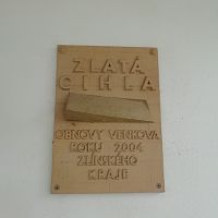 Zlatá cihla - cedulka na druhej strane dverí